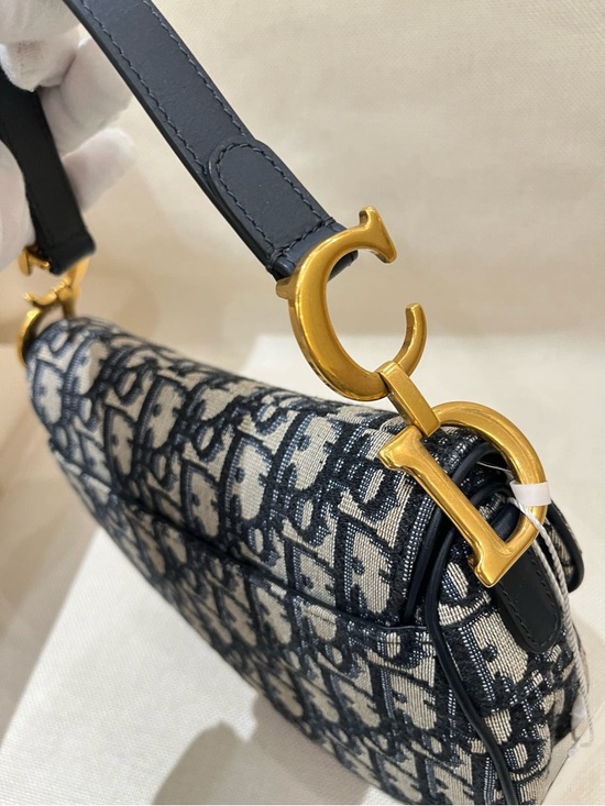 Like New Dior Navy & Ivory Oblique Mini Saddle Bag with Gold 'D' Charm 2020 - Picture 3 of 8